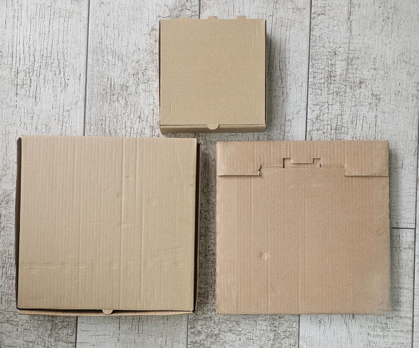 Cajas grandes y pequeña vacías